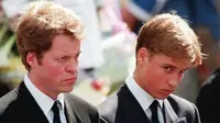 Earl Spencer dan Pangeran William saat menghadiri prosesi pemakaman Putri Diana (AP)
