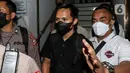 Ajudan Irjen Pol Ferdy Sambo, Bhayangkara Dua Richard Eliezer Pudihang Lumiu atau Bharada E (baju hitam) berjalan keluar usai pemeriksaan di Kantor Komnas HAM, Jakarta, Selasa (26/7/2022). Bharada E  dimintai keterangan terkait tewasnya Brigadir J alias Nofriansyah Yosua Hutabarat. (Liputan6.com/Johan Tallo)