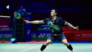 Tunggal putra Indonesia Jonatan Christie menang atas Loh Kean Yew dari Singapura melalui laga ketat 21-18 dan 22-20 di Indira Gandhi Sports Complex, Sabtu (17/1). Hasil itu membawa Jonatan ke final India Open 2026. (foto: PBSI)
