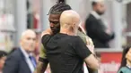 Reaksi kecewa pemain AC Milan, Rafael Leao (kiri) saat ditarik ke luar lapangan oleh pelatih Stefano Pioli pada laga pekan ke-34 Liga Italia 2022/2023 antara AC Milan melawan Lazio di San Siro, Milan, Italia, Sabtu (06/05/2023). Leao digantikan oleh Alexis Saelemaekers pada menit ke-11. (AP Photo/Luca Bruno)