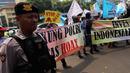 Petugas berjaga saat massa dari GEMA HOAX menggelar aksi di depan Mabes Polri, Jakarta, Rabu (17/10). Mereka menuntut dan mendesak Kapolri mengusut tuntas pelaku penyebar hoax investigasi Indonesialeaks dan Stop Hoax. (Liputan6.com/Johan Tallo)