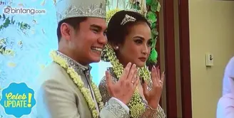 Acha Septriasa akhirnya resmi menjadi istri Vicky Kharisma, akad nikah dan ijab kabul, digelar di Hotel Le Meridien Jakarta Pusat (11/12). Bagaimana prosesi pernikahan tersebut?