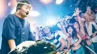Unik, Koki Potong Ikan Tuna Raksasa Tampil di Klub Malam