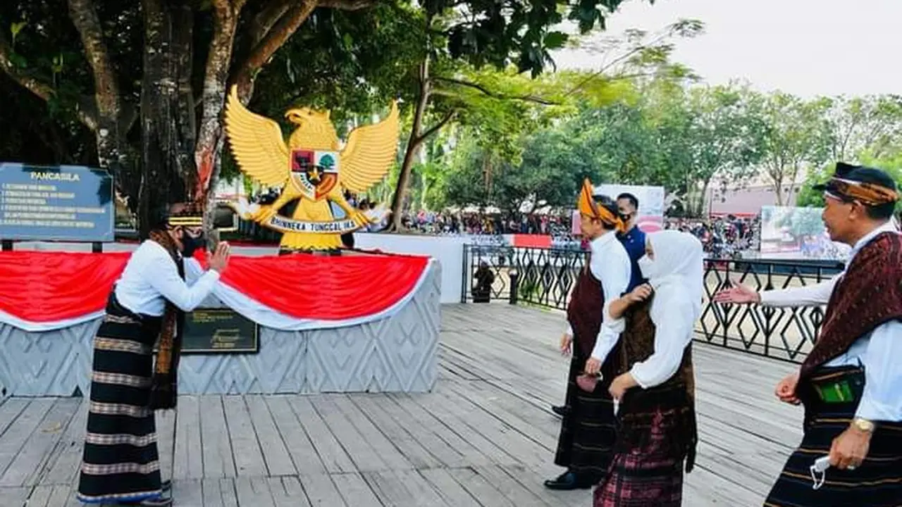 Presiden Joko Widodo bersama rombongan mengunjungi tempat perenungan Bung Karno dimana terdapat tulisan prasati Pancasila dan lambang garuda.
