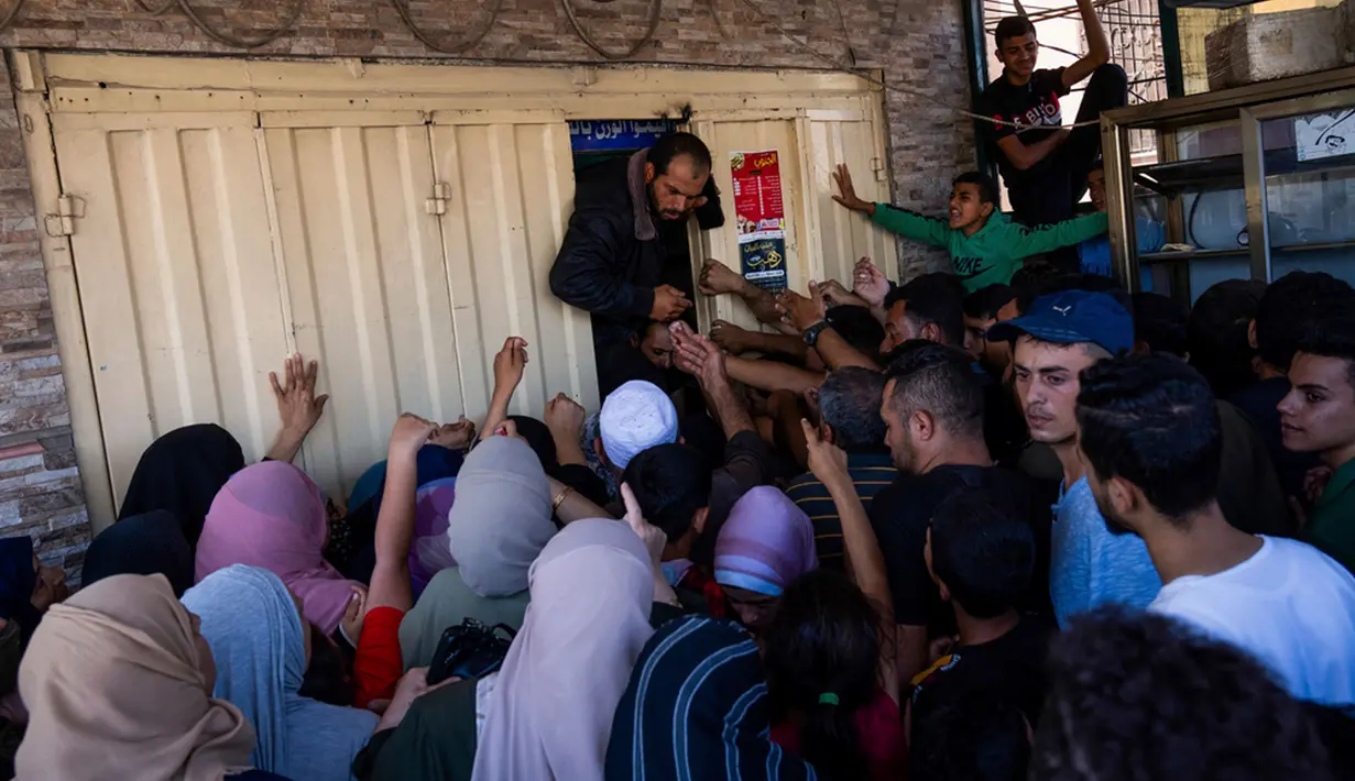 Badan PBB untuk membantu Palestina, UNWRA, menyebut hingga tiga dari setiap lima orang di Gaza dalam kondisi rawan pangan. Mereka tidak memiliki akses terhadap makanan yang cukup untuk hidup sehat. (AP Photo/Fatima Shbair)