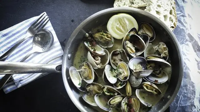 Steamed Coconut Clams