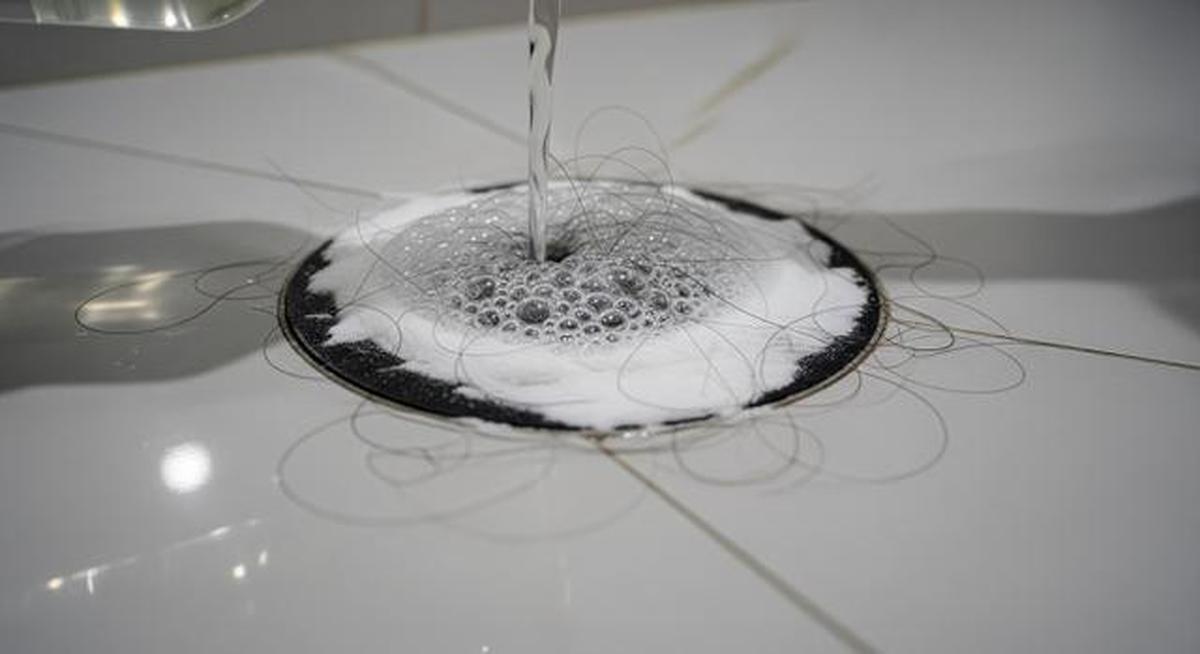 Cara Membersihkan Rambut Rontok di Kamar Mandi Tanpa Harus Menyentuhnya