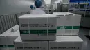 Kardus berisi kotak vaksin COVID-19 yang ditumpuk terlihat di bengkel pengemasan selama tur media di kantor pusat Sinopharm di Beijing pada 26 Februari 2021. The Beijing Institute of Biological Products mengembangkan vaksin corona dari virus yang sudah dilemahkan. (Noel Celis/AFP)