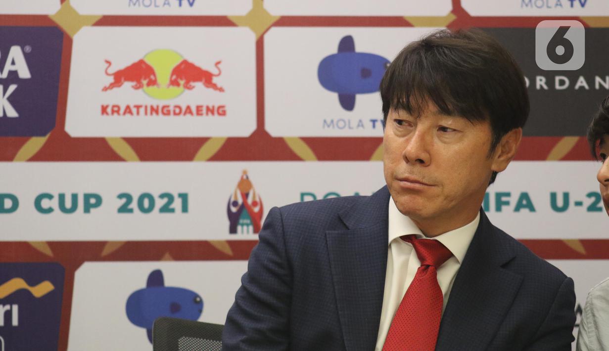 Shin Tae-Yong saat perkenalan pelatih baru Timnas Indonesia di Ruang VVIP Stadion Pakansari, Kab Bogor, Jawa Barat, Sabtu (28/12/2019). Pelatih asal Korea Selatan, Shin Tae-Yong resmi menandatangani kontrak sebagai pelatih Timnas Indonesia selama 4 tahun. (Liputan6.com/Helmi Fithriansyah)