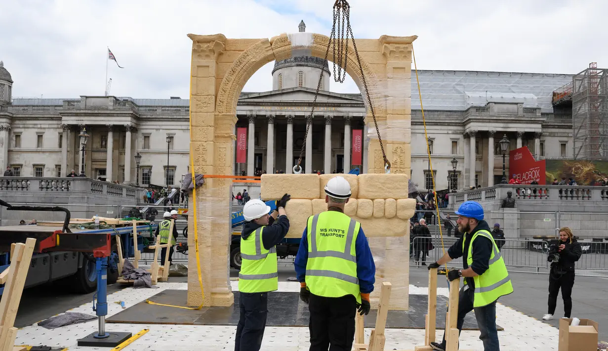 Petugas saat meletakkan replika Arch of Triumph Palmyra, di Trafalgar Square, pusat kota London, sehari sebelum diresmikan, Senin (18/4). Palmyra merupakan sebuah kota kuno di Suriah yang sebagian besar peninggalannya dihancurkan ISIS. (Leon Neal/AFP)