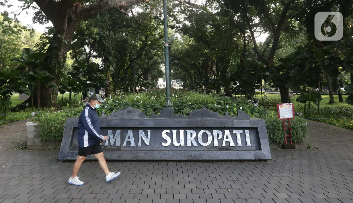 Warga menikmati kembali suasana ruang terbuka hijau Taman Suropati, Jakarta, Sabtu (23/10/2021). Pemerintah Provinsi DKI Jakarta kembali membuka 59 Ruang Terbuka Hijau (RTH) yang ditutup karena pandemi Covid-19. (Liputan6.com/Helmi Fithriansyah)
