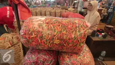 Tumpukan cabai yang telah dikemas di Pasar Kramat Jati, Jakarta, Selasa (14/6). Cabai merah mengalami penurunan harga pada saat Ramadan berkisar Rp 25.000/kg - Rp 28.000/kg  yang sebelumnya Rp 40.000/kg. (Liputan6.com/Angga Yuniar)