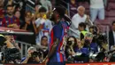 Gelandang Barcelona, Franck Kessie berselebrasi setelah mencetak gol ke gawang Viktoria Plzen pada pertandingan Grup C Liga Champions di stadion Camp Nou di Barcelona, Spanyol, Kamis (8/9/2022). Barcelona menang telak atas Viktoria Plzen 5-1. (AP Photo/Joan Monfort)