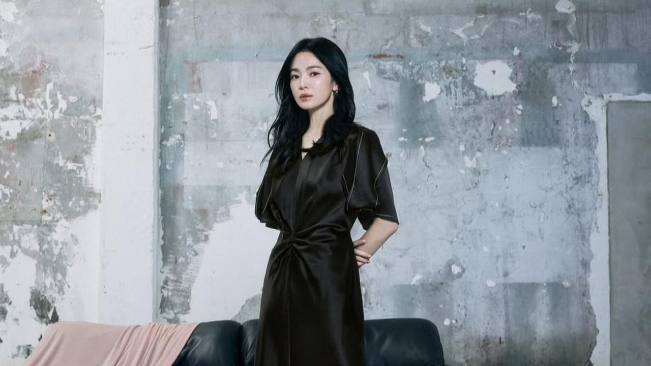 Song Hye Kyo Pakai Busana Semi Formal