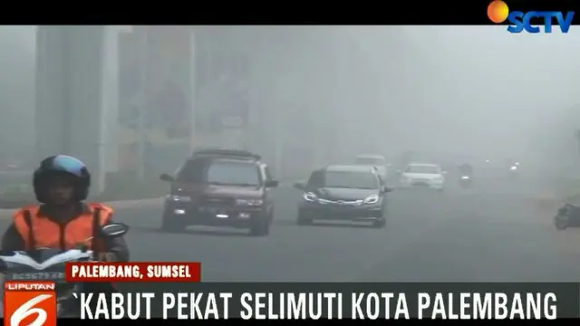 Diselimuti Kabut Asap, Kota Palembang Diterangi Lampu Kendaraan
