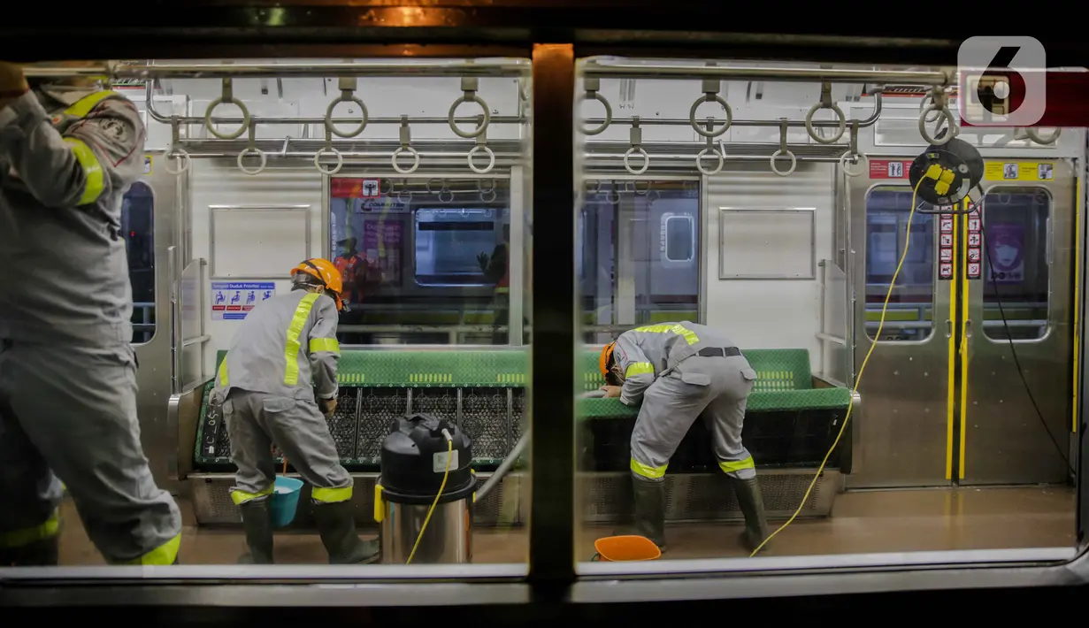 Petugas membersihkan bangku bagian dalam pada rangkaian KRL Jabodetabek di Dipo Depok, Jawa Barat, Jumat (13/3/2020). Pembersihan bagian luar dan bagian dalam kereta menggunakan cairan disinfektan guna mengantisipasi penyebaran virus corona (Covid-19). (Liputan6.com/Faizal Fanani)