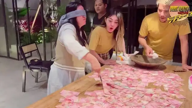 Main Game Serok Uang dengan Mata Tertutup, Aksi Via Vallen Ini Tuai Sorotan