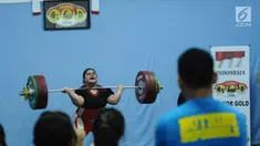 Lifter putri Nurul Akmal melakukan angkatan saat tes prestasi pelatnas angkat besi Asian Games 2018 di Mako Lanmar Jakarta, Selasa (6/3). Tes prestasi ini untuk mengukur kemajuan atlet jelang laga di Asian Games 2018. (Liputan6.com/Helmi Fithriansyah)