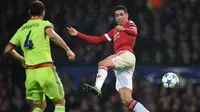 Pemain Timnas Inggris, Chris Smalling (kanan) sering dipercaya Jose Mourinho untuk memimpin timnya pada beberapa pertandingan Premier League. Smalling mungkin akan menjadi alternatif kapten pengganti Rooney.  (AFP/Paul Ellis)