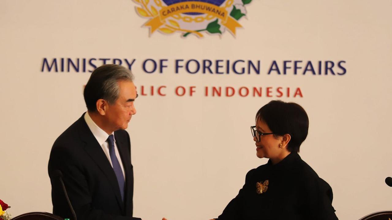 Menteri Luar Negeri (Menlu) RI Retno Marsudi bersalaman dengan Menlu China Wang Yi saat bertemu di Kantor Kementerian Luar Negeri (Kemenlu) RI, Jakarta, Kamis (18/4/2024). Menlu Retno mengungkapkan, Indonesia dan China memiliki pandangan dan komitmen yan