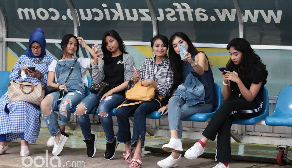 Keluarga pemain dan Official Persib Bandung berfoto selfie bersama saat sesi latihan  di Stadion Pakansari, Bogor, Jumat (10/3/2017). (Bola.com/Nicklas Hanoatubun)
