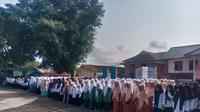 Pasangan Abdusy Syakur Amin – Luthifianisa Putri Karlina (SANTRI), menggelar istigosah kubro nonstop 22 jam oleh 2.200 santri di 22 pesantren di Hari Santri Nasional (HSN) 2024 di Garut. (Liputan6.com/Jayadi Supriadin)