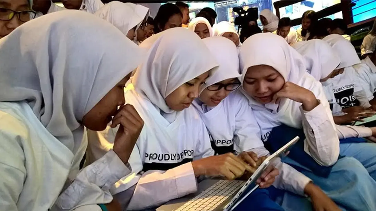 Sepuluh Ribu Guru dan Ratusan Siswa Ramai-ramai Belajar Coding
