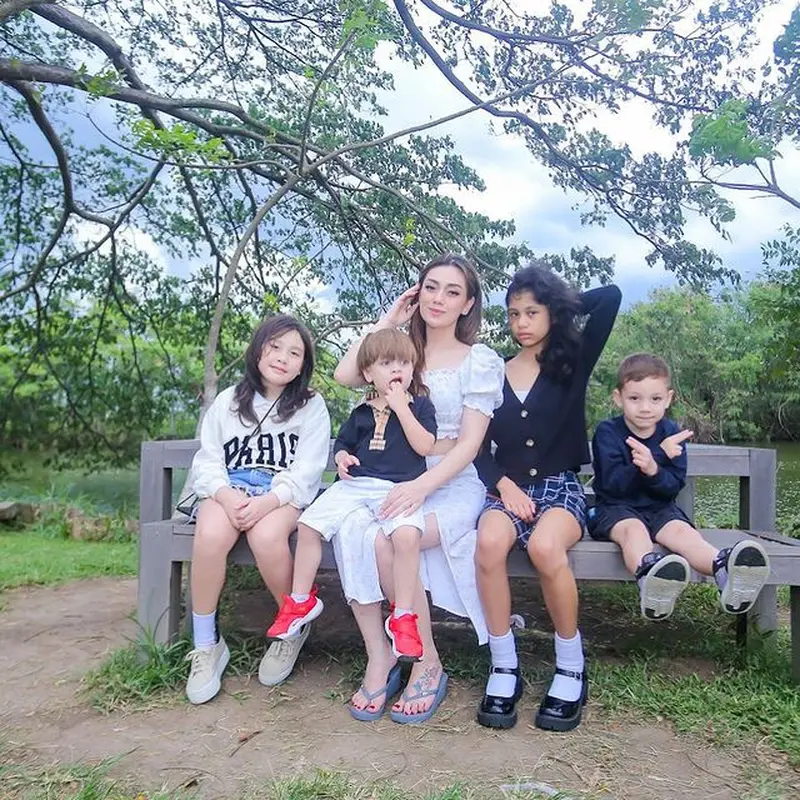Celine Evangelista bersama anak-anaknya (Instagram/celine_evangelista)