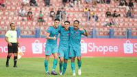 Ramiro Fergonzi (paling kiri) mencetak gol ke gawang Persik Kediri dalam laga BRI Liga 1 2023/2024 di Stadion Brawijaya, Kediri, Sabtu (20/4/2024) sore WIB. Laga itu berakhir 1-1. (Dok. Persita Tangerang)