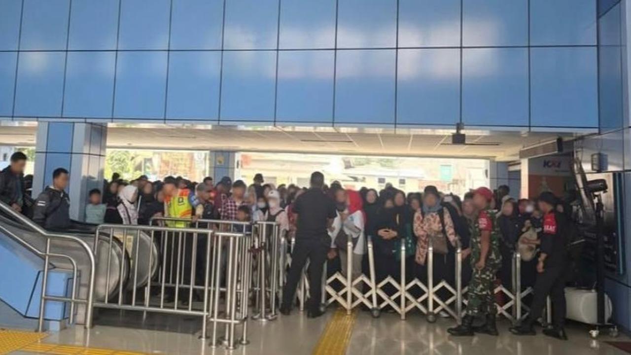 Stasiun Juanda Padat Siang Hari, KAI Commuter Ungkap Pemicu