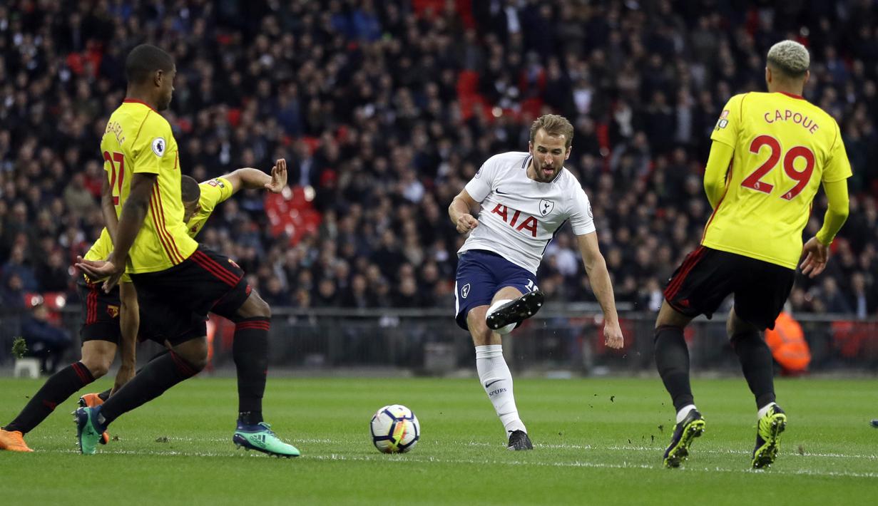 Aksi pemain Tottenham, Harry Kane melepaskan tembakan ke gawang Watford pada lanjutan Premier League di Wembley stadium, London, (30/4/2018). Tottenham menang 2-0. (AP/Kirsty Wigglesworth)
