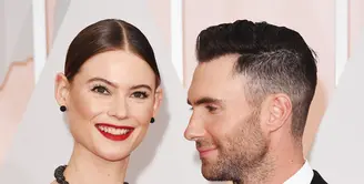 Belum genap satu bulan menjadi seorang ayah, Adam Levine dikabarkan telah menyakiti Behati Prinsloo dan Dusty Rose Levine, anak dan istrinya. Menanggapi hal itu, kabarnya Adam bisa memaklumi ketidak benaran berita tersebut. (AFP/Bintang.com)