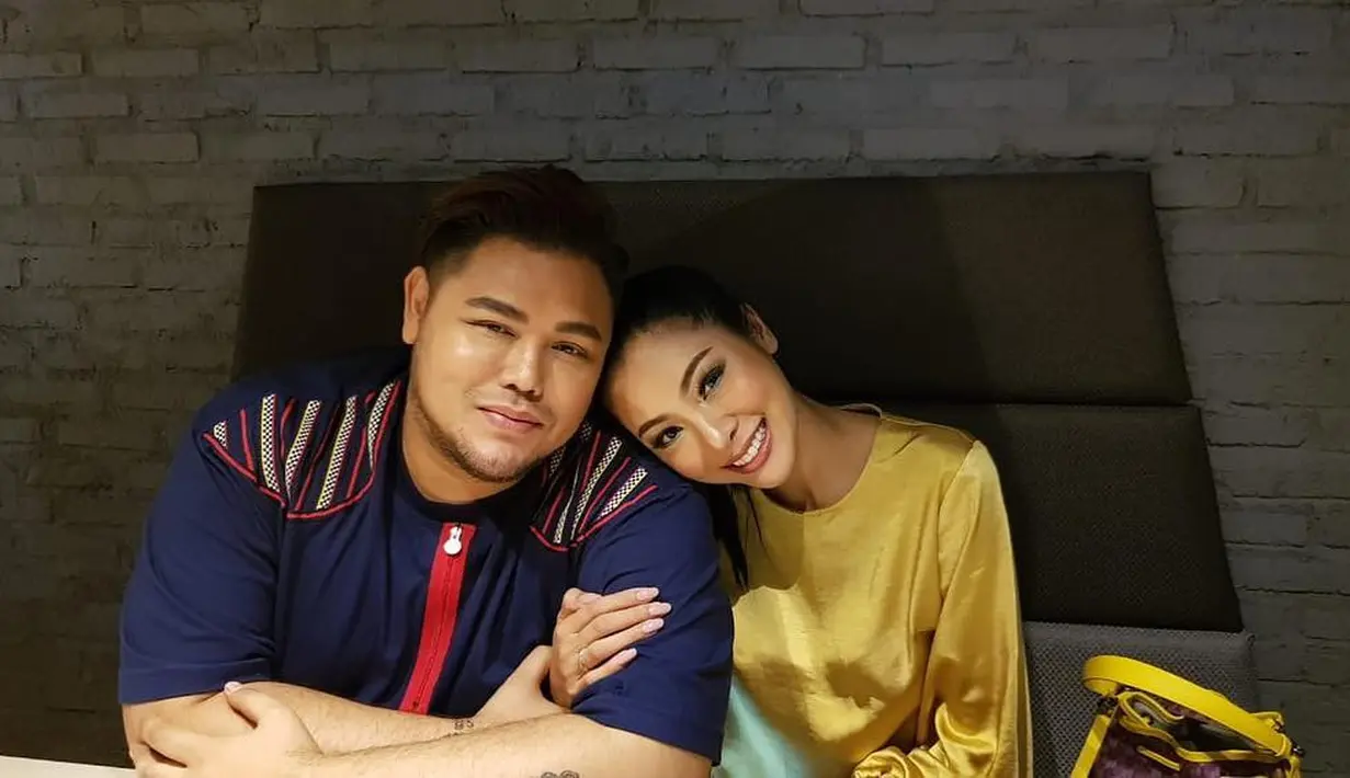 Faye tampak menyandarkan kepalanya ke pundak Ivan. Model asal Thailand itu terlihat manja saat acara makan malam di sebuah restoran. (Instagram/ivan_gunawan)