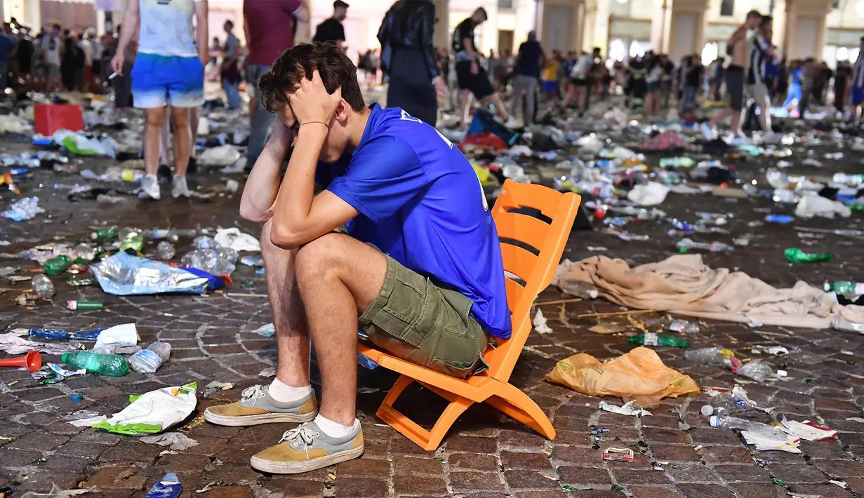 Suasana mencekam usai terjadi ledakan saat nonton bareng final Liga Champions di Piazza San Carlo, Turin, Sabtu (3/6/2017). Acara nobar dipadati sekitar 20.000 supporter Juventus. (EPA/Alessandro Di Marco)