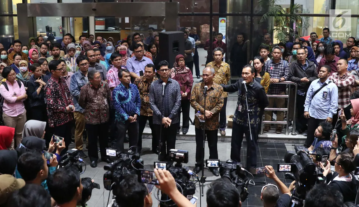 Wakil Ketua KPK, Saut Situmorang (kanan) memberi keterangan di Gedung KPK, Jakarta, Kamis (12/9/2019). Keterangan terkait bantahan atas penyataan Wakil Ketua KPK, Alexander Marwata yang menyebut pengumuman pelanggaran kode etik tidak diketahui oleh semua pimpinan KPK. (Liputan6.com/Helmi Fithriansya