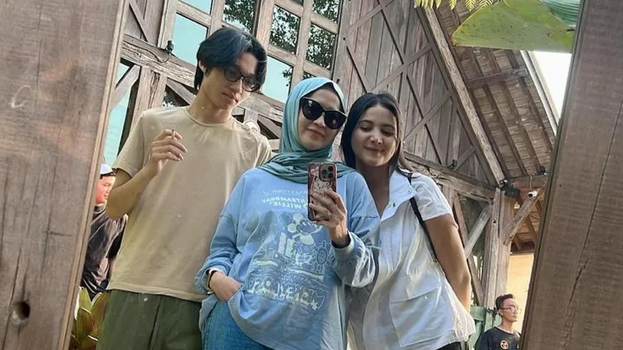 Potret kebersamaan  Okie Agustina dengan Kiesha langsung mencuri perhatian netizen. Tak sedikit yang terharu.<br>