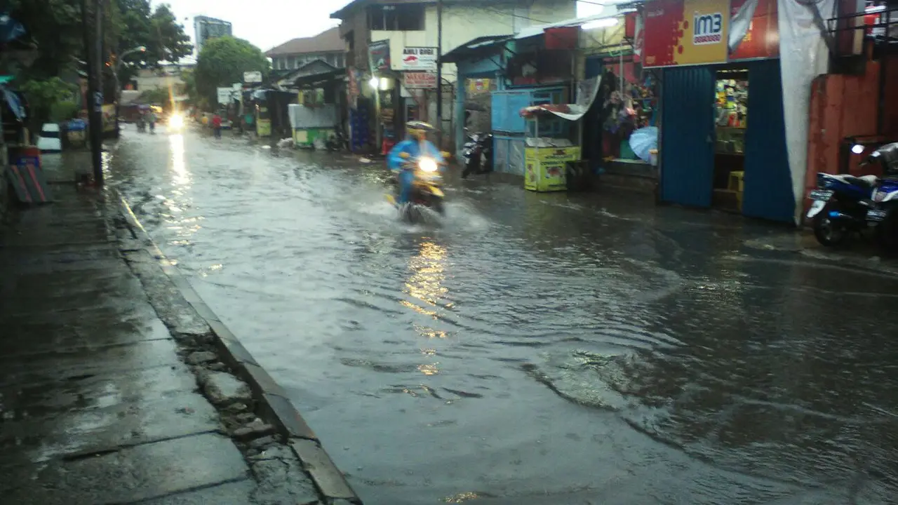 Genangan air di Komplek Bank dan Canadianti Kelurahan Pela Mampang