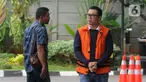 Mantan Dirut Perum Perindo Risyanto Suanda (kanan) saat akan menjalani pemeriksaan di Gedung KPK, Jakarta, Jumat (3/1/2020). Risyanto diperiksa sebagai tersangka untuk melengkapi berkas terkait menerima suap izin kuota impor ikan frozen pacific mackerel atau ikan salem. (merdeka.com/Dwi Narwoko)