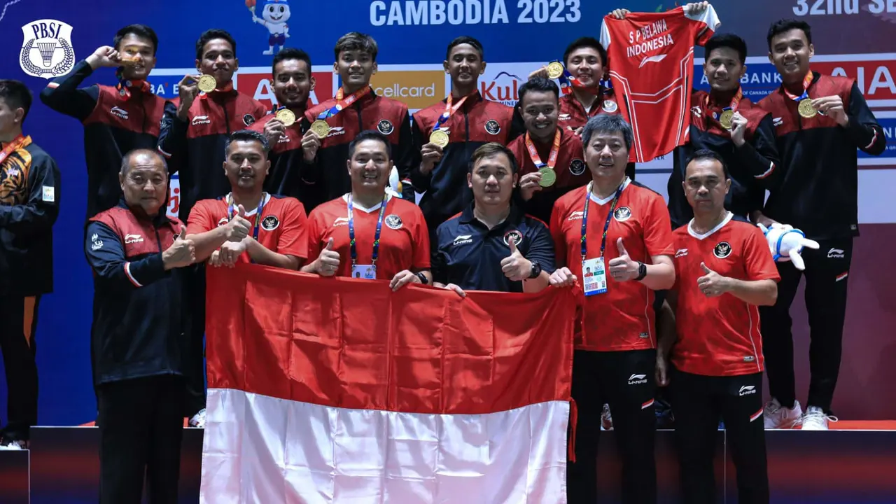 5 Momen Haru Emas untuk Syabda, Tim Bulutangkis Putra Indonesia Bawa Jersey Syabda Naik Podium