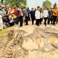 Presiden Jokowi mengunjungi Provinsi Lampung, Jumat (5/5/2023), untuk mengecek infrastruktur jalan yang rusak di daerah tersebut. (Twitter Jokowi)