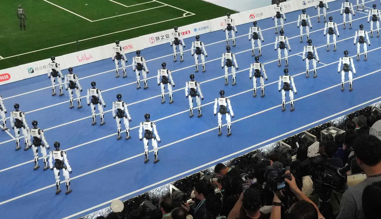 Robot-robot berjalan saat upacara pembukaan World Humanoid Robot Games di Beijing, Sabtu, 22 Agustus 2026. (Foto AP/Achmad Ibrahim)