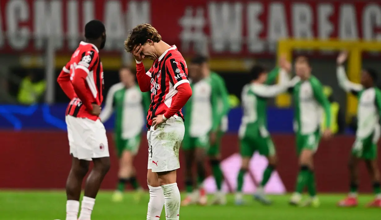 Ekspresi pemain AC Milan, Joao Felix (kedua kiri) setelah terjadi gol Feyenoord saat laga kedua play-off fase gugur Liga Champions 2024/2025 di stadion San Siro, Milan, pada 18 Februari 2025 waktu setempat atau Rabu 19 Februari 2025 dini hari WIB. (Marco BERTORELLO/AFP)