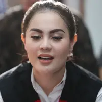 Di hadapan wartawan, Jedun tak kuasa menahan air matanya. Apalagi ia harus berlebaran di tahanan untuk menyelesaikan masa tahanannya. (Nurwahyunan/Bintang.com)