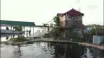 Dengan bantuan seorang tukang kayu, Sowa membangun landasan kokoh untuk pulau sepanjang 25 meter yang bisa menahan badai.