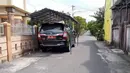 Sudah mobil dinas, bikin garasi di jalan umum.(Source: IST)