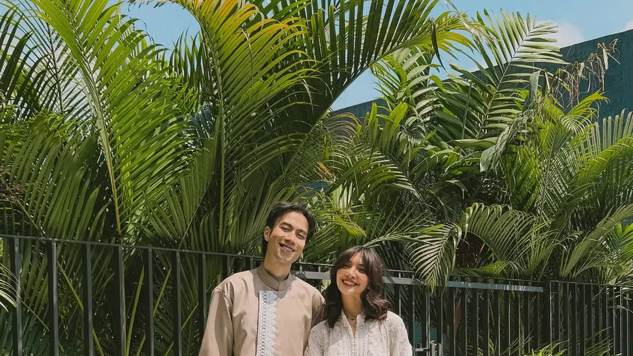 Gaya Serasi Pasutri Vidi Aldiano dan Sheila Dara dalam Balutan Modest Wear Sheila Dara dan Jelang Pernikahan Tanjung dan Nadin Amizah