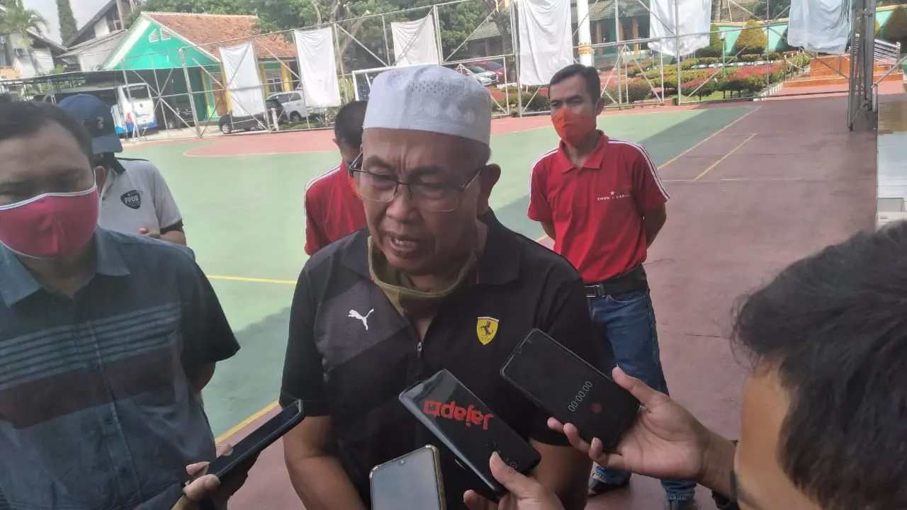 Kepala Sekolah SMKN 1 Garut Dadang Johar Arifin, saat memberikan keterangan kepada sejumlah wartawan, ihwal senpi yang ia bawa.
