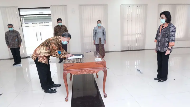 Menkeu Sri Mulyani melantik 2 pejabat di lingkungan Kementerian Keuangan. Dalam pelantikan ini Sri Mulyani meminta keduanya segera menyesuaikan diri karena tidak banyak waktu untuk belajar di tengah pandemi virus covid-19. (Dok Kemenkeu)