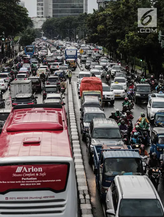 Kendaraan terjebak kemacetan di kawasan Medan Merdeka Timur, Jakarta, Kamis (21/2). Pengendara yang akan melintasi kawasan Monas diharapkan mencari jalur alternatif. (Liputan6.com/Faizal Fanani)