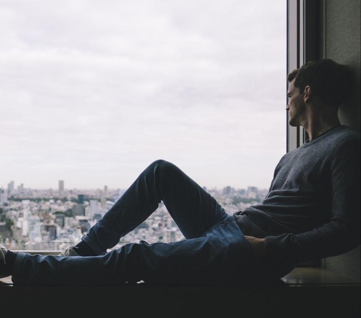 Selama ini introvert digambarkan sebagai citra seseorang yang gemar menyendiri, enggan keluar kamar dan suka menghabiskan waktunya sendirian di rumah saja. Padahal, tidak semua introvert selalu berada dalam kondisi demikian. Sama seperti ekstrovert, intro